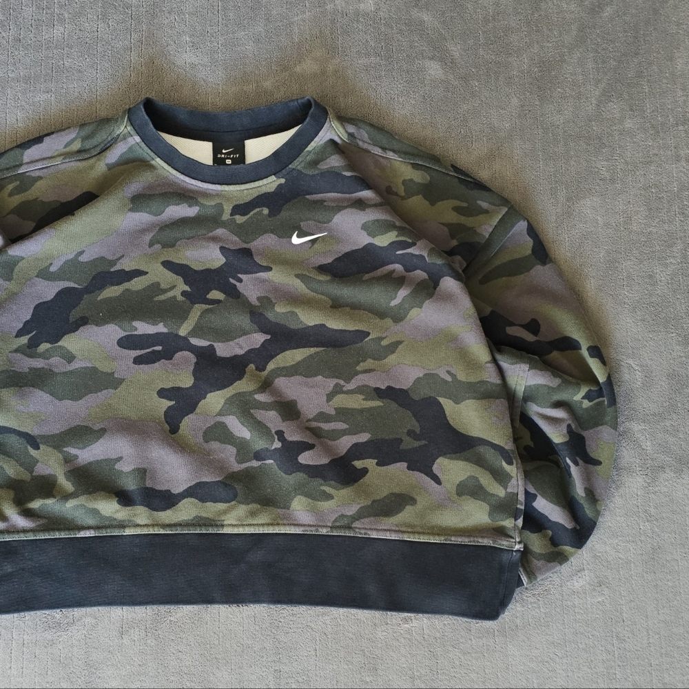 Nike Dri Fit Women's Cropped Camo Sweatshirt Size Medium - Picture 3 of 9